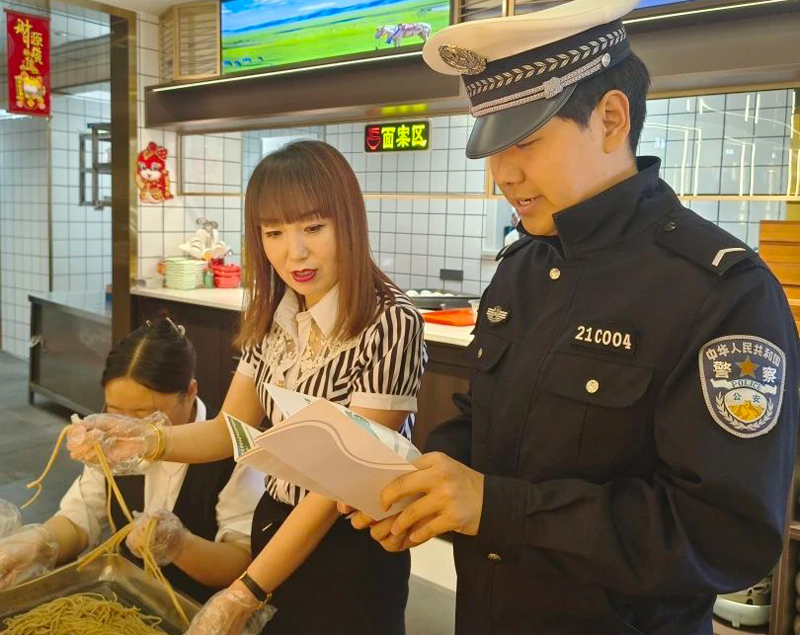 内蒙古:交通安全进万家,四子王旗交警在行动1.jpg