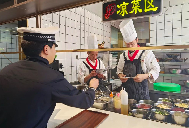 内蒙古:交通安全进万家,四子王旗交警在行动3.jpg