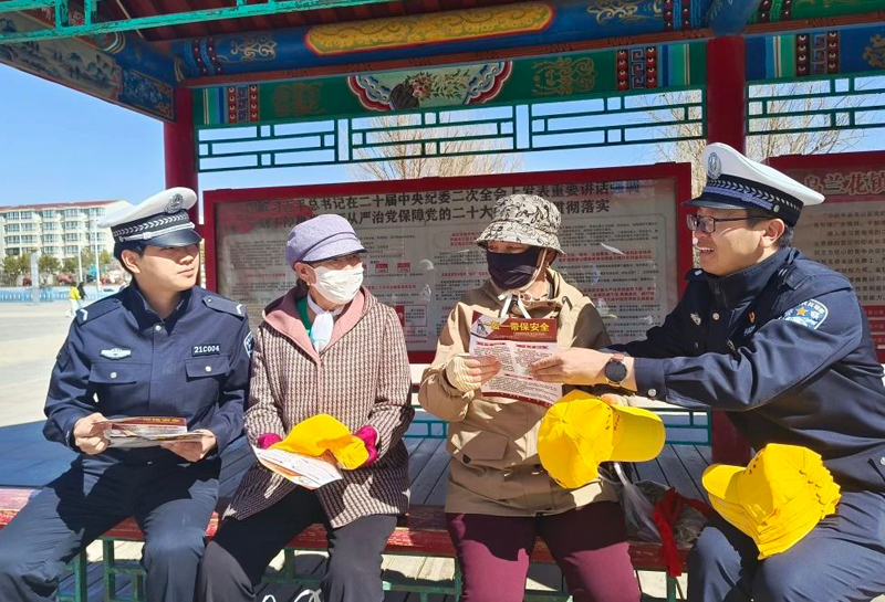 内蒙古:交通安全进万家,四子王旗交警在行动4.jpg