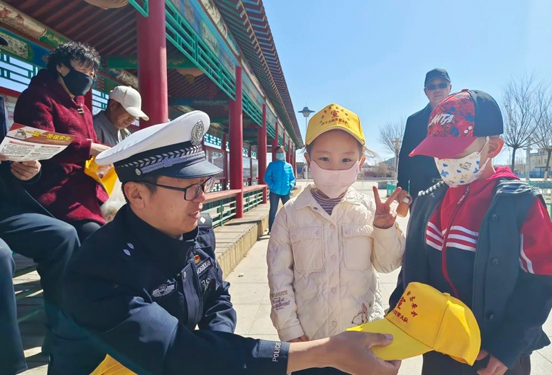 内蒙古:交通安全进万家,四子王旗交警在行动5.jpg