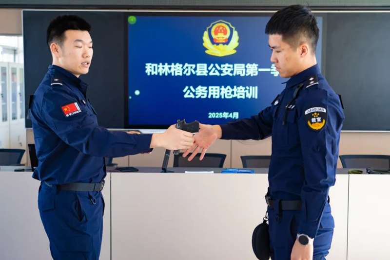 瞄准实战“靶心”,锻造敢打精兵——内蒙古和林格尔县公安局开展公务用枪实弹射击训练2.jpg