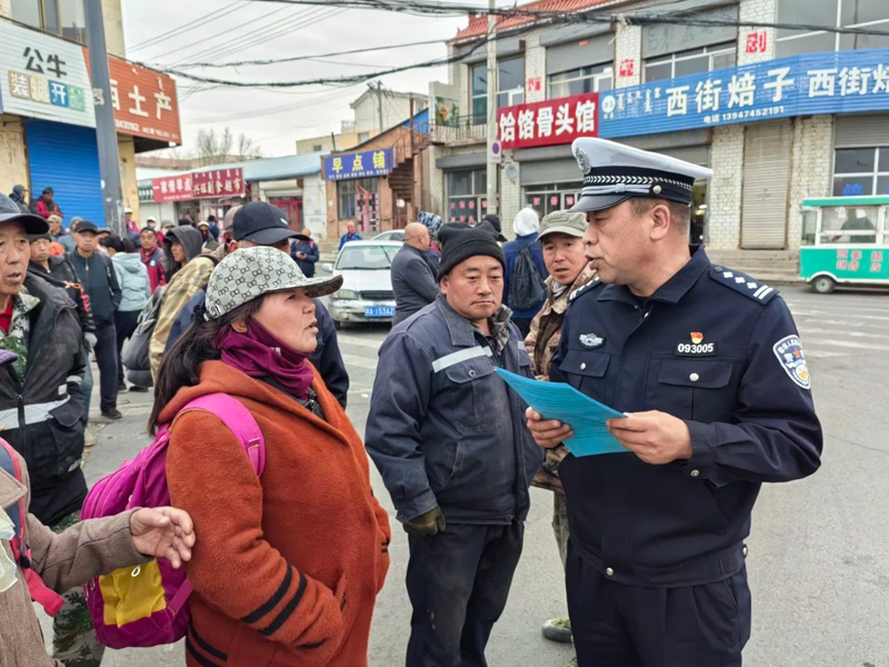 四子王旗交警进劳务市场 筑牢务工人员交通安全防线3.jpg