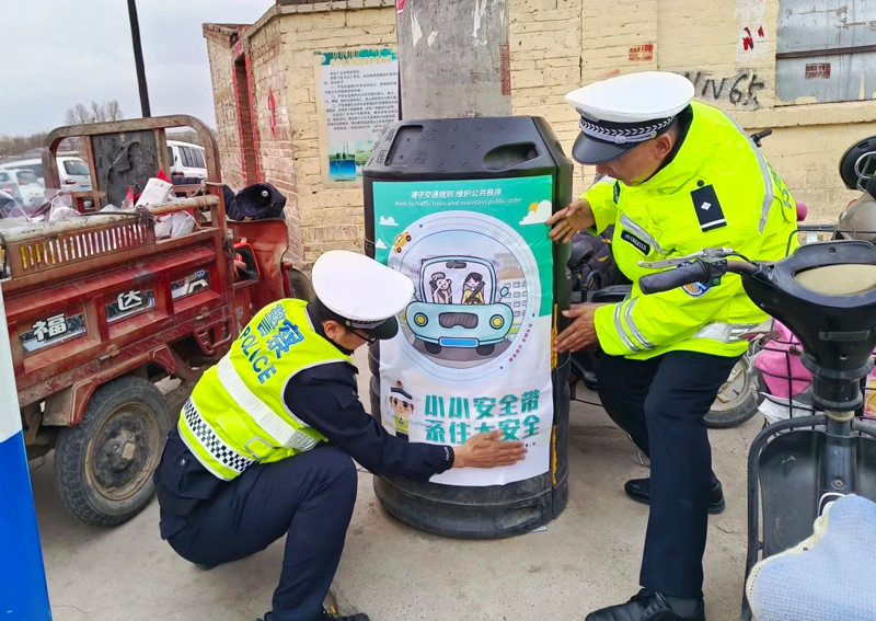 四子王旗交警进劳务市场 筑牢务工人员交通安全防线5.jpg
