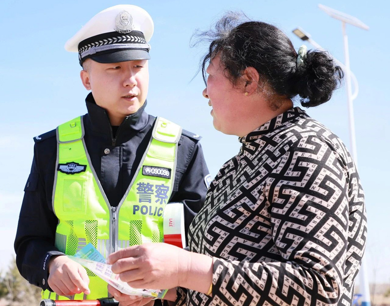 点亮车尾,守护安全——兴和交警走进乡村开展“交通安全亮车尾行动”5.jpg