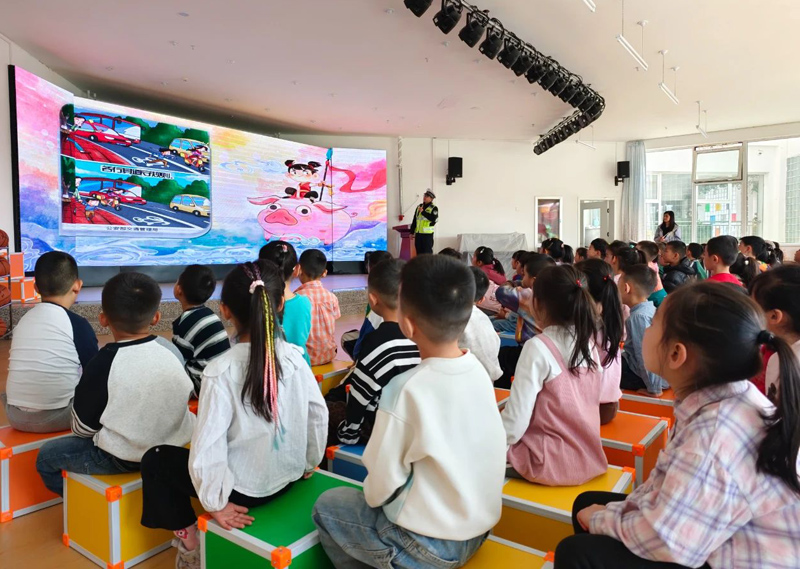 马路搬进幼儿园——内蒙古卓资交警为萌娃细讲交通安全常识