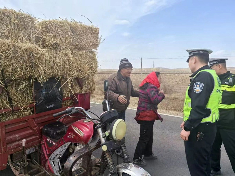 内蒙古化德县交管大队严查电动三轮车违法载人，护航春耕出行安全