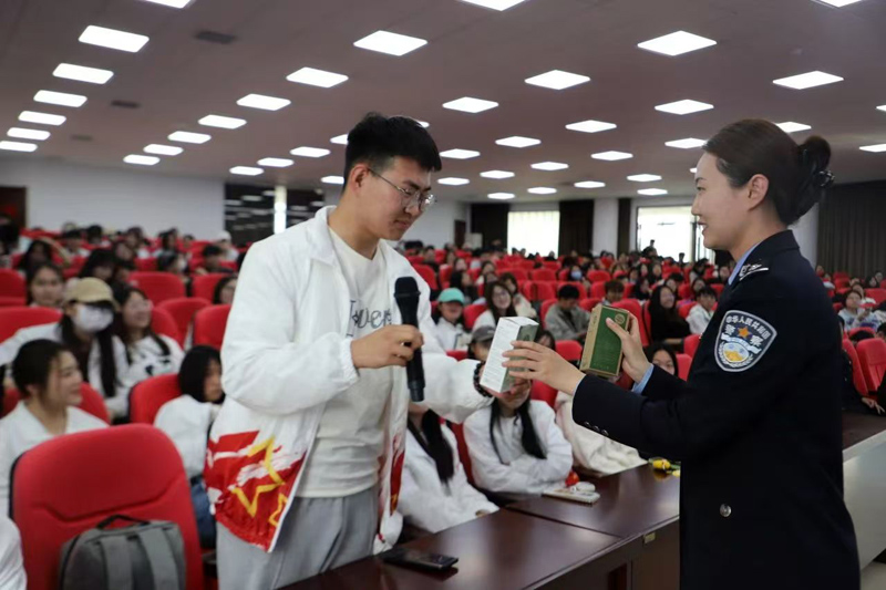 呼和浩特公安局回民分局开展“户籍新政聚英才，欢迎你到呼市来”主题宣传服务活动2.jpg
