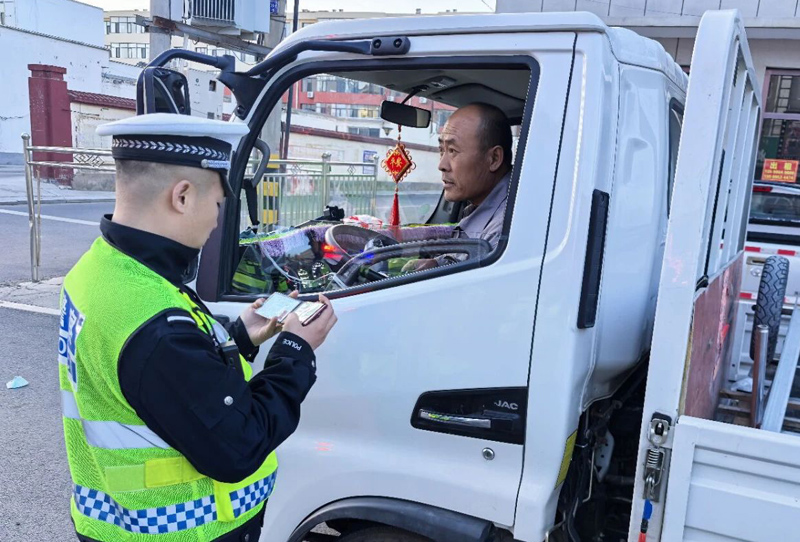 商都县交管大队持续开展城区交通秩序整治2.jpg
