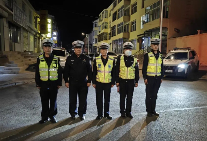 察右后旗交警夜查交通违法,筑牢夜间出行防线2.jpg
