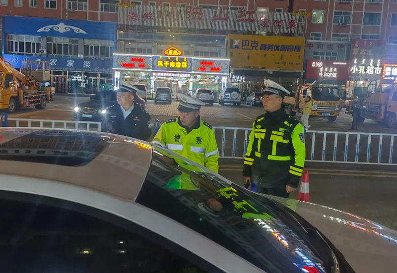 察右后旗交警夜查交通违法,筑牢夜间出行防线1.jpg