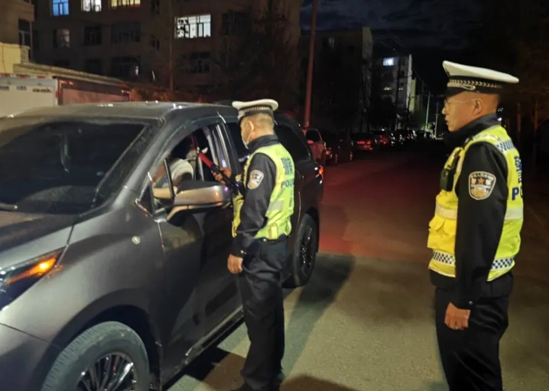察右后旗交警夜查交通违法,筑牢夜间出行防线3.jpg