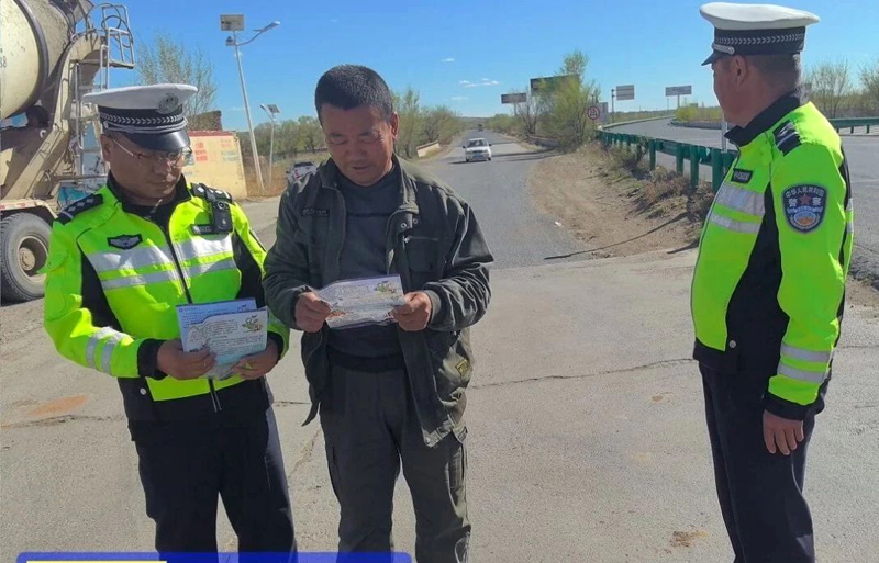 四子王旗交警：交通安全进牧区，为农春耕筑防线2.jpg