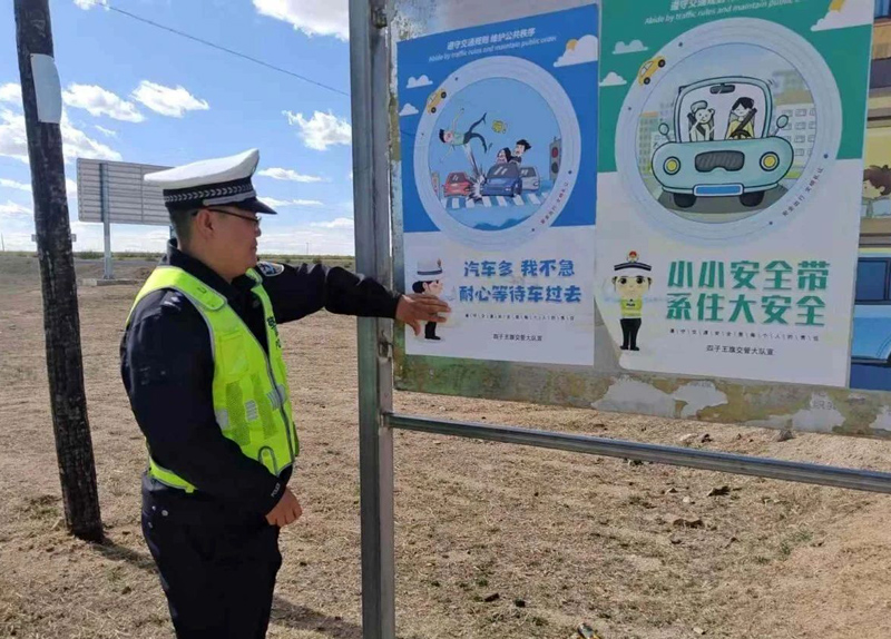 四子王旗交警：交通安全进牧区，为农春耕筑防线3.jpg