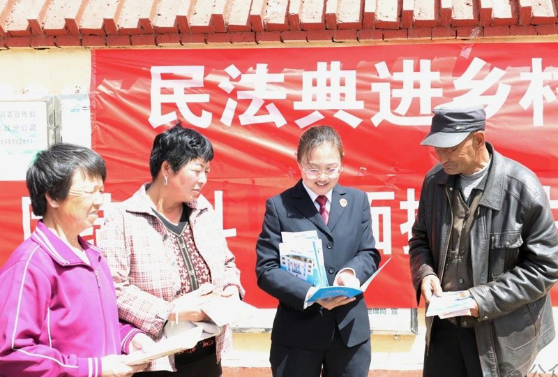 卓资县检察院开展“民法典进乡村，法治助振兴”普法宣传活动1.jpg