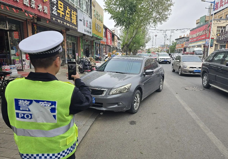 商都县交管大队持续开展车辆违停、占道经营集中整治行动3.jpg