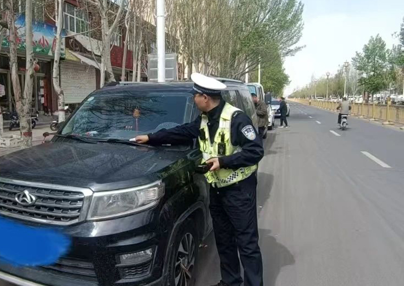 商都县交管大队持续开展车辆违停、占道经营集中整治行动2.jpg