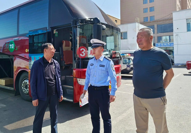 四子王旗交警走进客运企业,查安全讲教育3.jpg