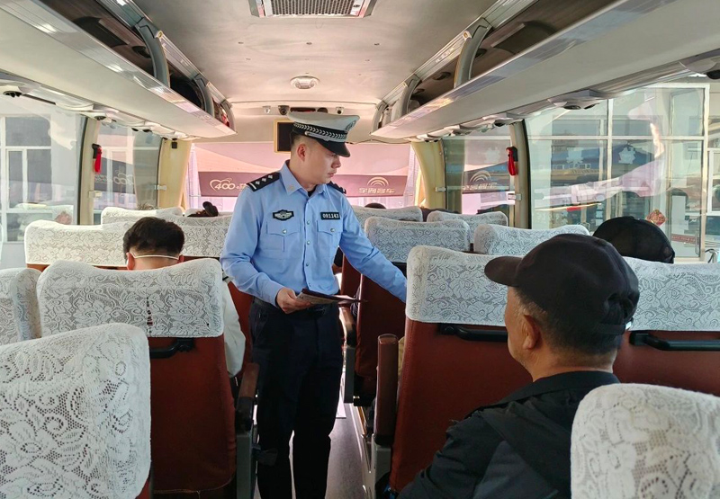 四子王旗交警走进客运企业,查安全讲教育4.jpg