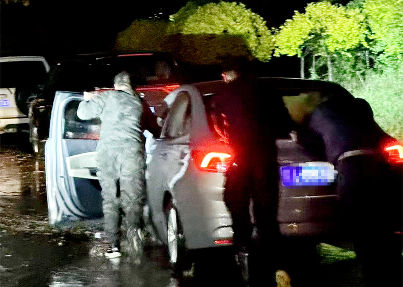 内蒙古呼和浩特：雨夜警徽闪耀，民警几度涉水解民困