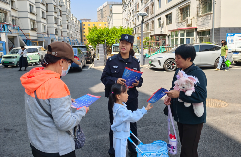 图2.民警进社区宣传反诈.jpg