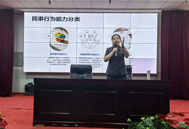 2025年5月26日,清水河县人民法院副院长李英英结合案例向学生讲解法律原理.jpg