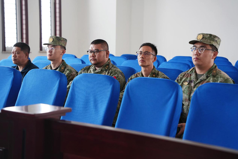 走出军营进法庭——武川县人民武装部官兵走进法院“零距离”旁听庭审2.jpg