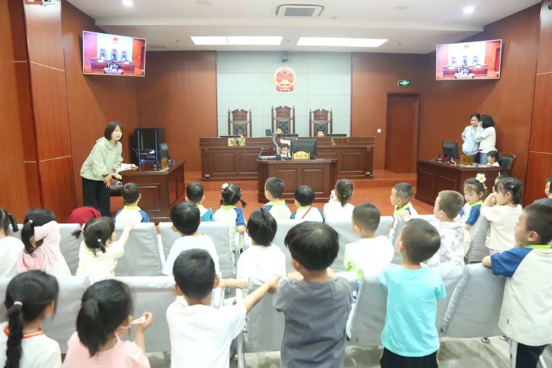 内蒙古包头铁路运输法院组织开展党建普法活动