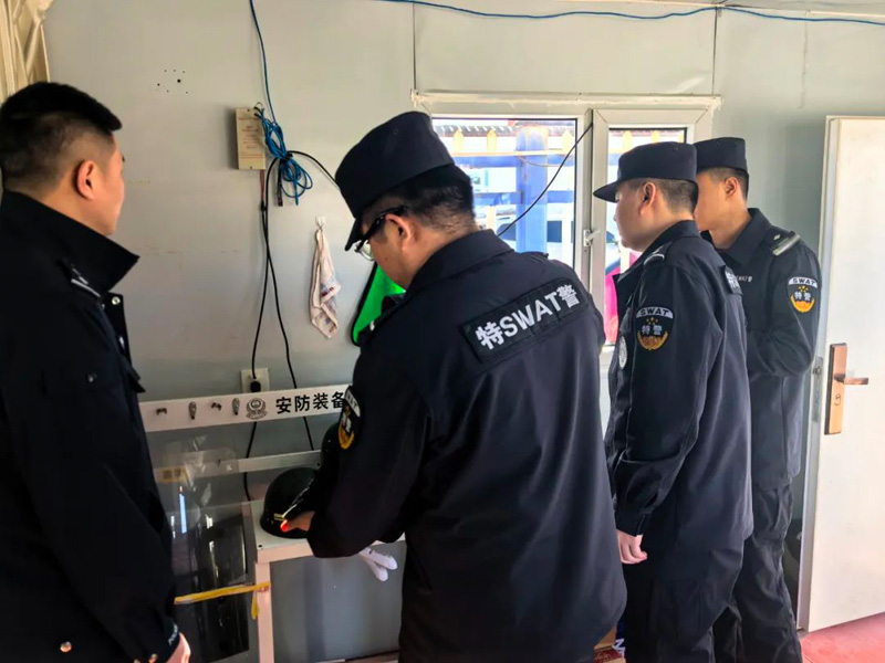 内蒙古和林格尔县公安局:筑牢校园反恐防线,安全检查护航成长3.jpg