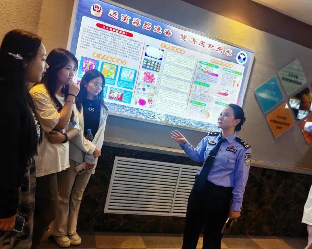 筑牢青春防线，共绘无毒未来 —— 集宁公安分局禁毒大队联合市戒毒所组织学生参观禁毒教育基地4.jpg