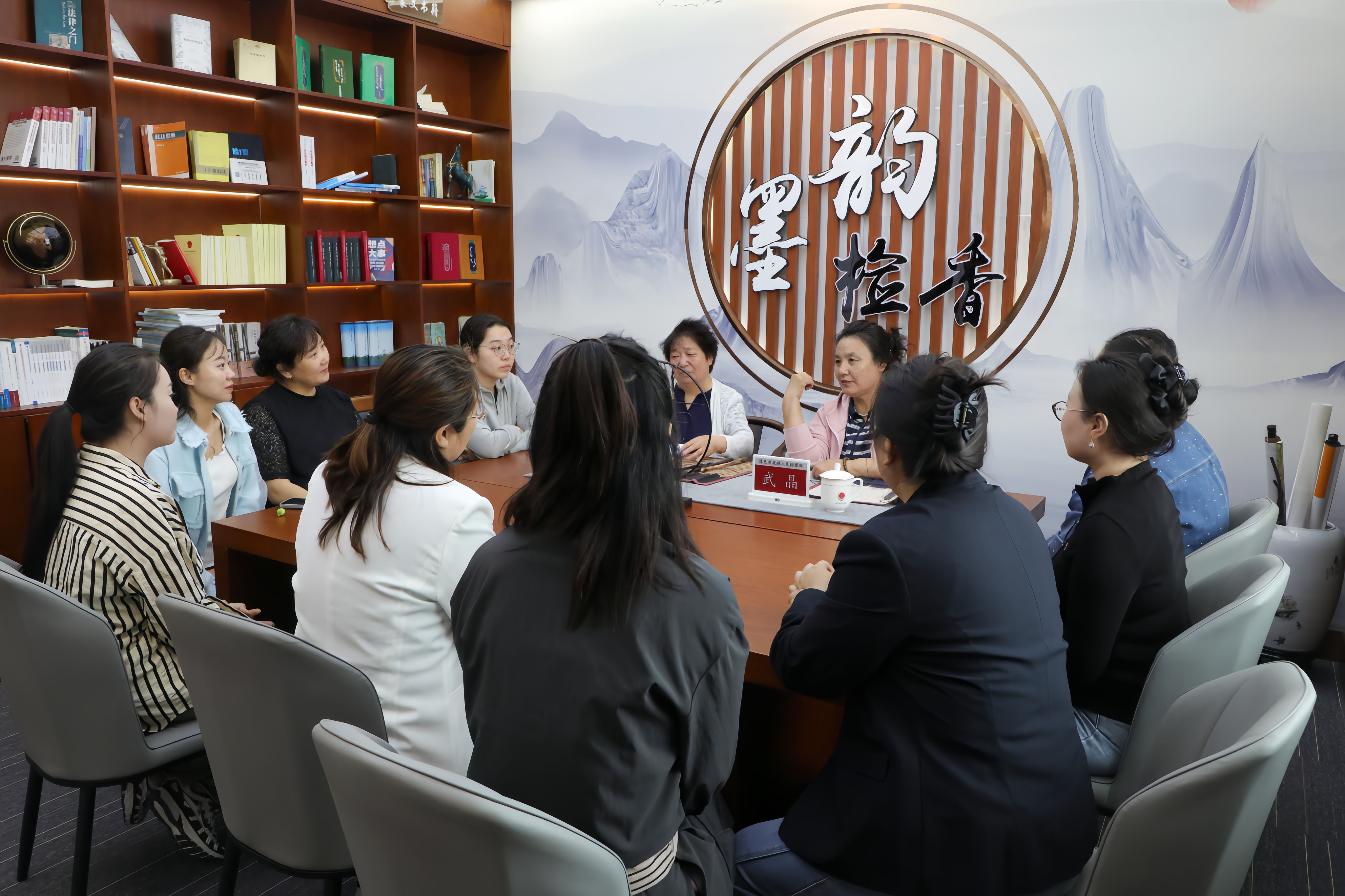 内蒙古陈巴尔虎旗人民检察院举办“墨韵检香 笔写担当”软笔书法指导课堂