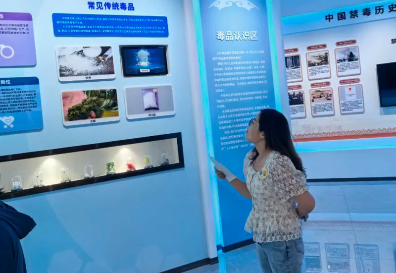和林格尔县公安局联合县总工会举办登山探宝暨禁毒宣传月趣味竞答活动3.jpg