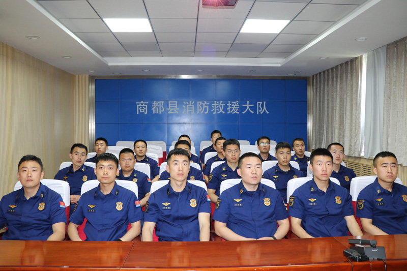 筑牢安全防线——商都县交警走进消防救援大队开展交通安全宣传2.jpg