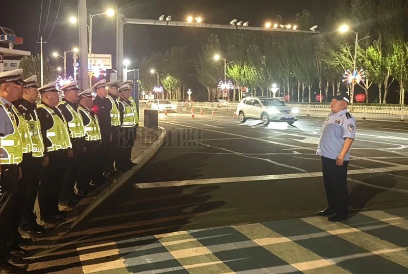 四子王旗交管大队大队长杜永旺督导检查夜查统一行动1.jpg