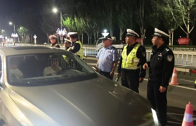 四子王旗交管大队大队长杜永旺督导检查夜查统一行动2.jpg