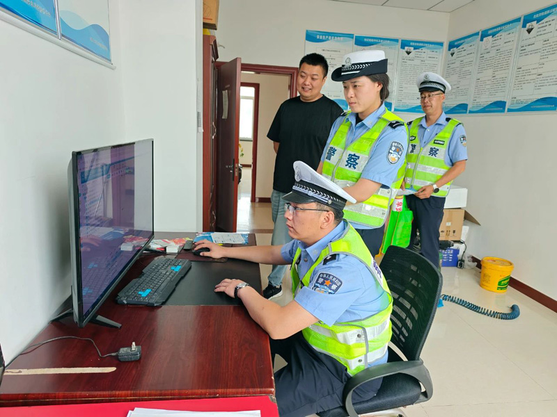 内蒙古卓资交警深入企业开展安全检查和交通安全宣传