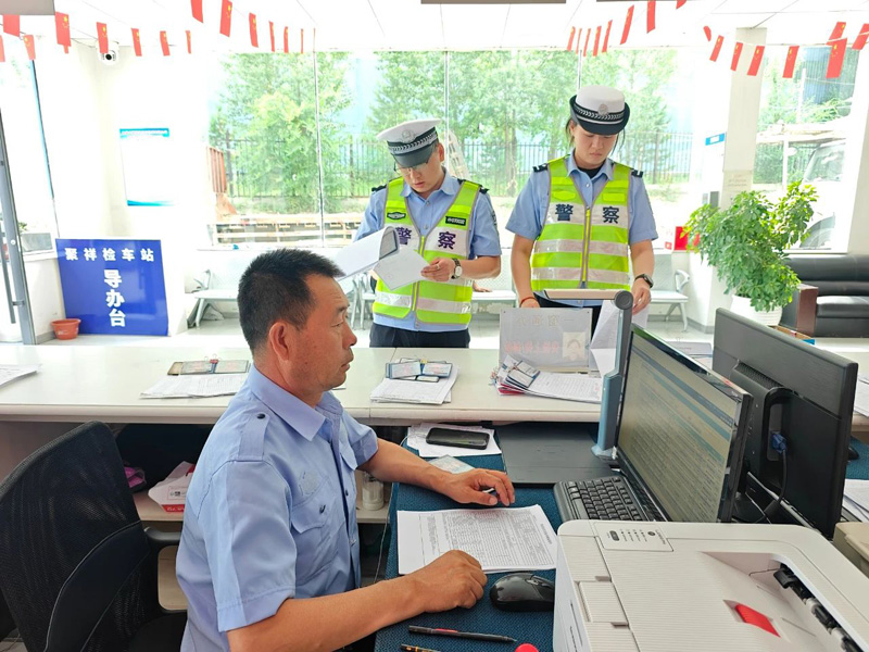 卓资交警深入企业开展安全检查和交通安全宣传2.jpg