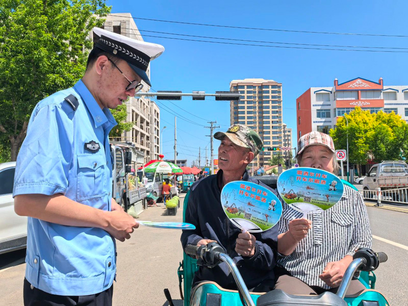 察右后旗交警走进早市开展交通安全宣传,让“文明出行”融入百姓生活1.jpg