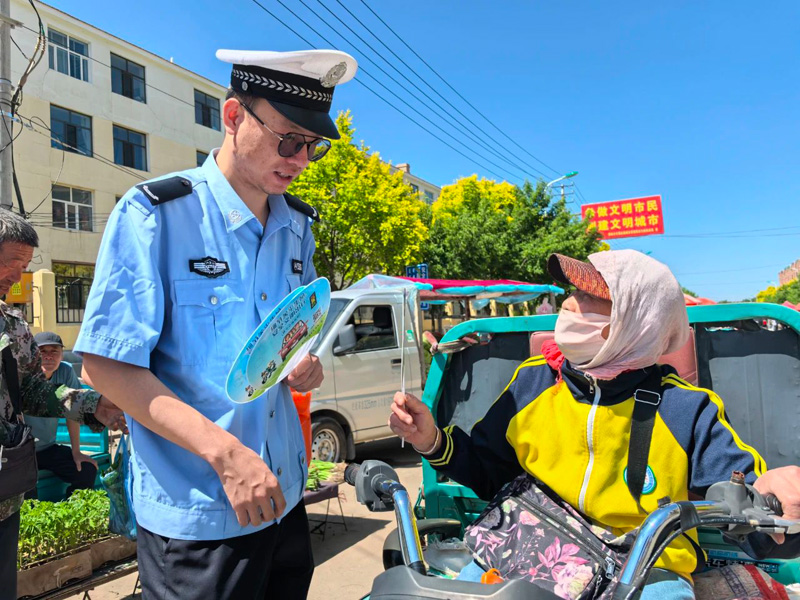 内蒙古察右后旗交警走进早市开展交通安全宣传，让“文明出行”融入百姓生活