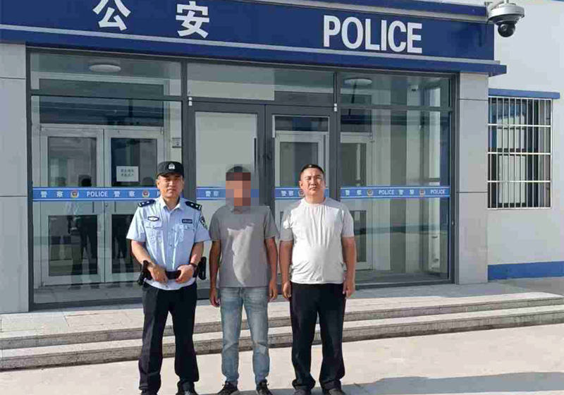2025年6月17日,清水河县人民法院干警将被执行人送到清水河县拘留所(范二面摄).jpg
