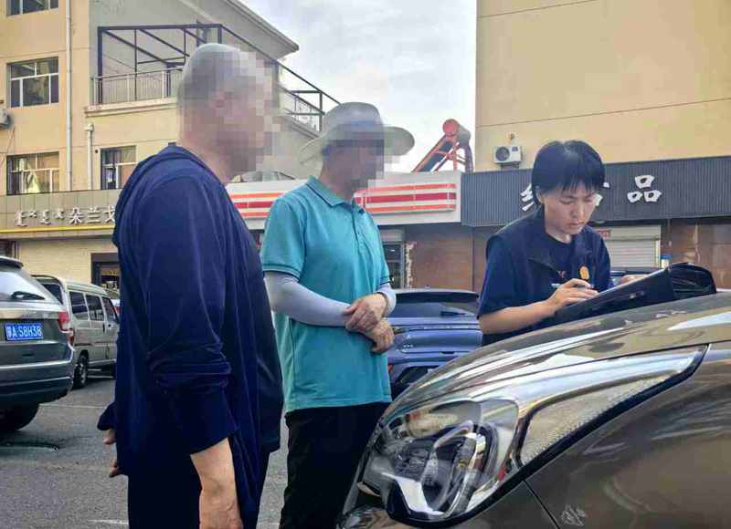 2025年6月22日,清水河县人民法院执行干警前往呼和浩特市找到被执行人签署约谈笔录(吕贵斌摄).jpg