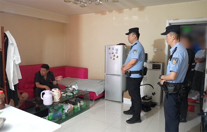 图1【执行干警与被执行人释法说理】.jpg