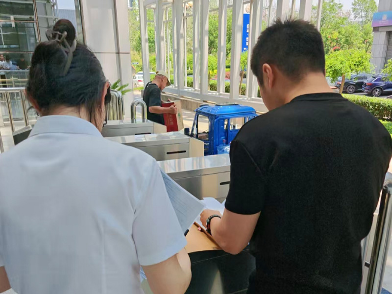 图4【在天津市,执行干警向案外公司送达《履行到期债务通知书》】.jpg