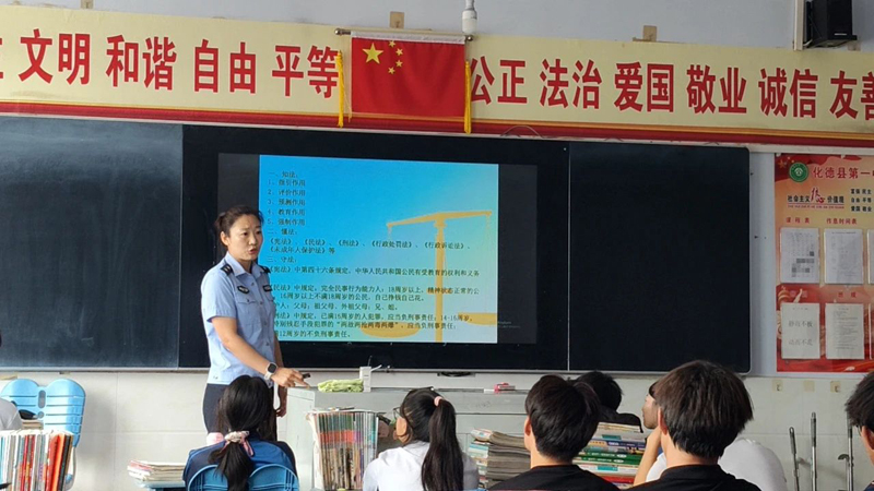 “警”彩一课,法护平安———化德县公安局治安大队开展法治宣传进校园活动2.jpg