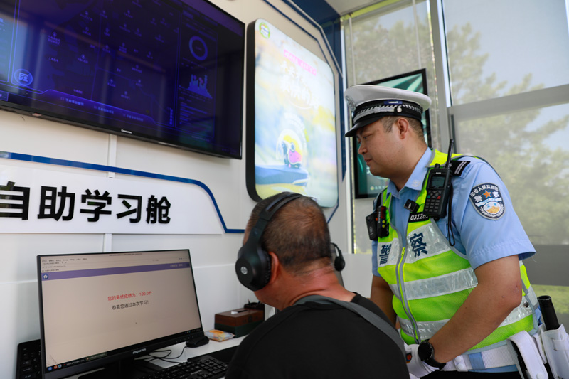 交警在“智慧宣教仓”指导交通违法行为人学习交通安全知识.JPG