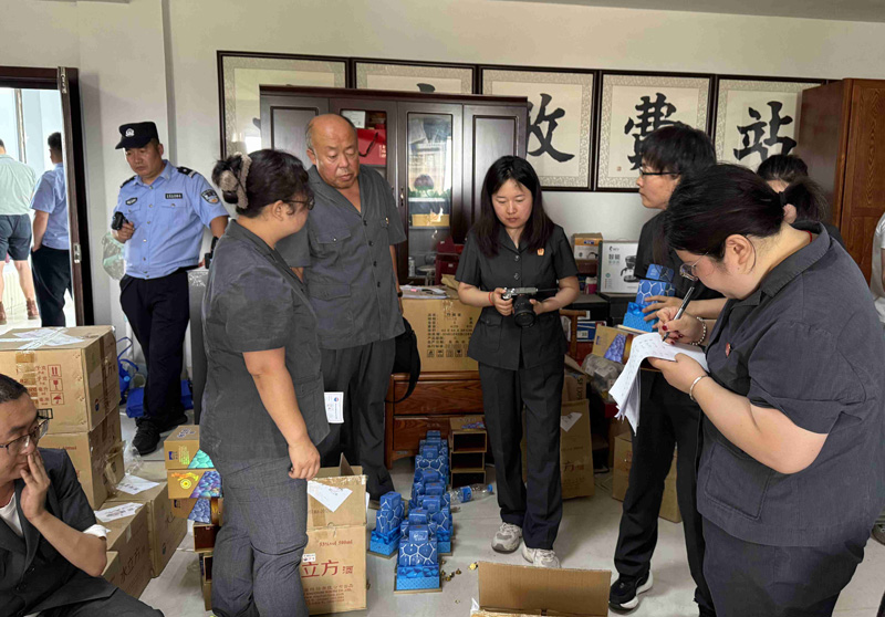 2025年7月11日,清水河县人民法院干警记录酒水批次号(许众杰摄).jpg