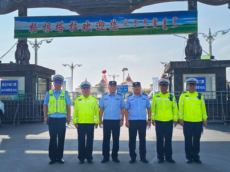 四子王旗交警全力护航羊杂盛会1.jpg