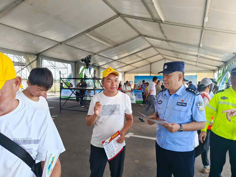 四子王旗交警全力护航羊杂盛会3.jpg