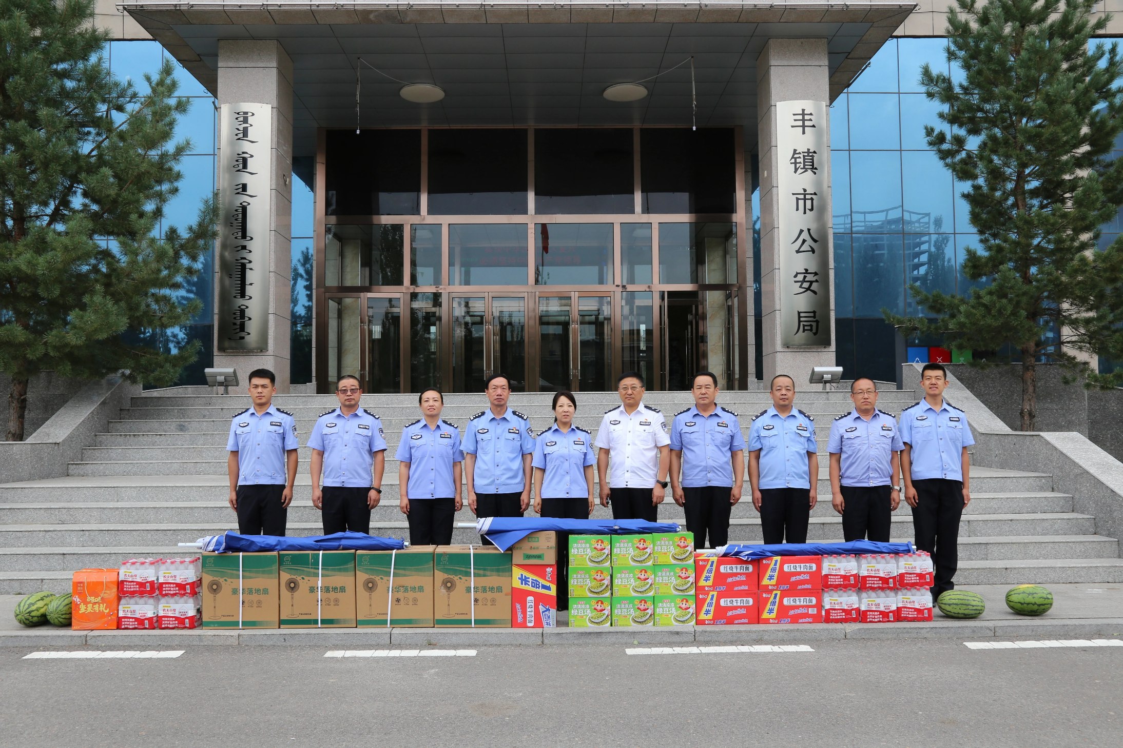 内蒙古乌兰察布市公安局党委委员、政治部主任冀芳一行深入丰镇市公安局开展“夏季送清凉”慰问活动