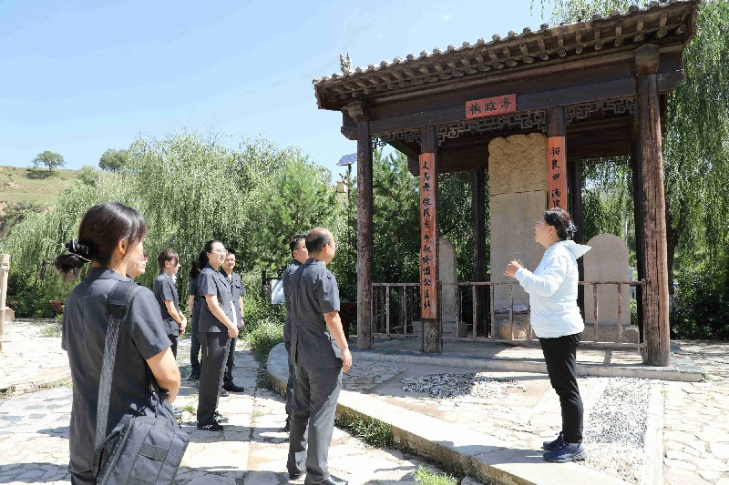 8月13日，两级法院领导及干警听高晓梅会长讲解“四公主德政碑”的历史_副本.jpg