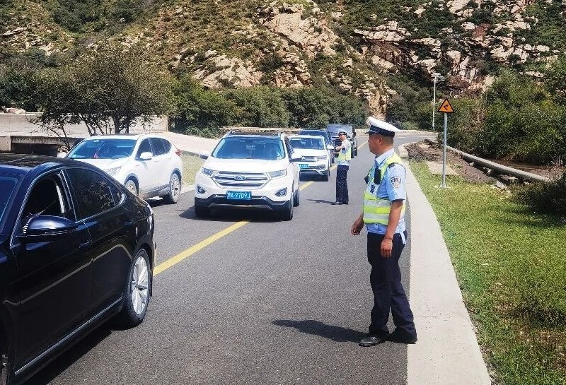 卓资交警旅游季持续发力 为游客安全出行护航1_副本.jpg